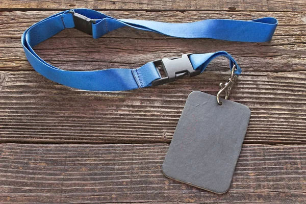 Tag carta d'identità vuota con nastro blu su sfondo di legno — Foto Stock