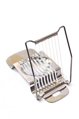 Yumurta dilimleyici - beyaz arka plan üzerinde izole kesici