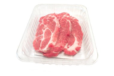 Domuz eti boyun pirzola et plastik kapta beyaz izole