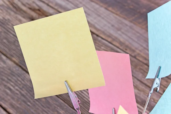 Memo titular con notas adhesivas de colores sobre fondo de madera —  Fotos de Stock