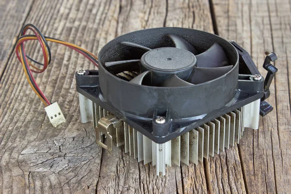 CPU koeler met koellichaam op oude houten achtergrond — Stockfoto