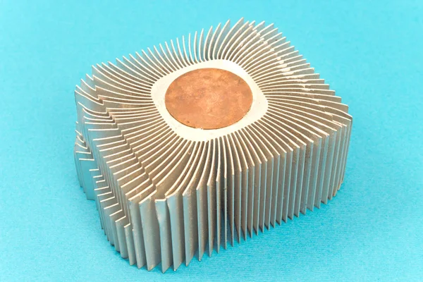Disipador de calor del disipador de aluminio cpu aislado sobre fondo azul — Foto de Stock