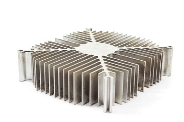 Ahşap arka plan üzerinde genç patates