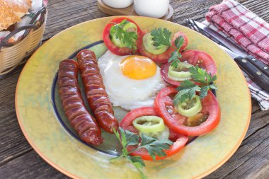 Kızarmış yumurta ve sosis tabakta ahşap tablo