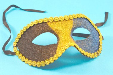 Üzerinde mavi arka plan izole karnaval maskesi