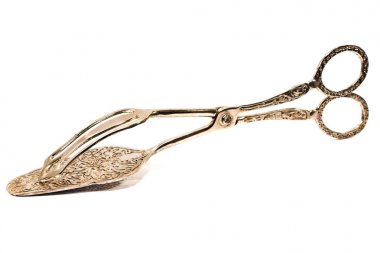 Beyaz arka plan üzerinde izole maşa hizmet pasta