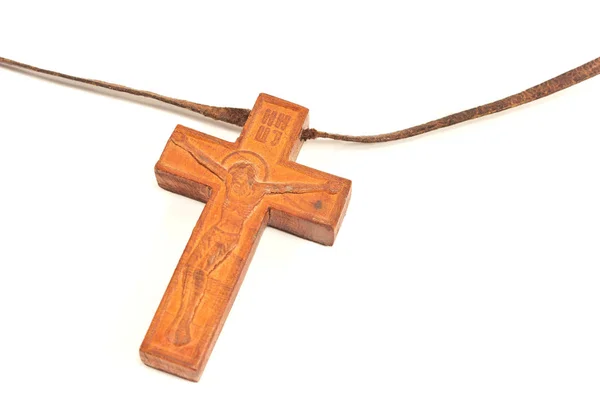 Houten christelijke kruis ketting geïsoleerd op wit — Stockfoto