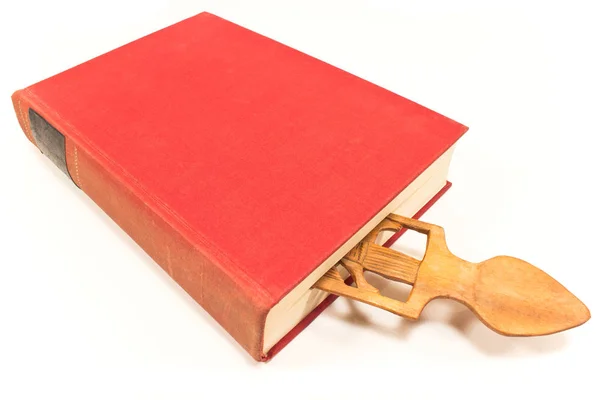 Segnalibro di legno in un libro isolato su bianco — Foto Stock
