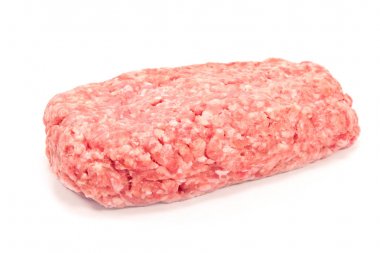 Parçalanmış et beyaz arkaplanda izole edilmiş