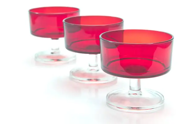 Lege alcohol glazen geïsoleerd op witte achtergrond — Stockfoto