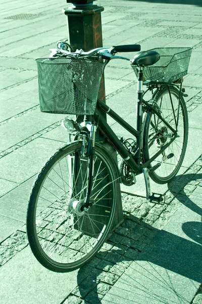 Велосипед замкнений до лампочки — стокове фото