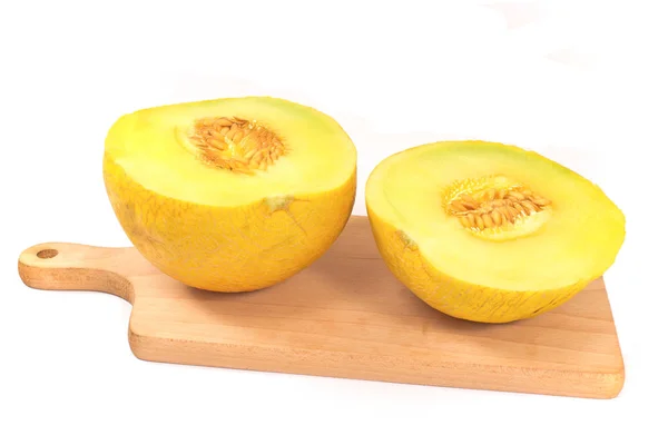 Cantaloupe meloen op snijplank geïsoleerd op wit — Stockfoto