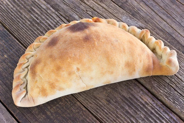 Ahşap arka plan üzerinde Cornish mantı