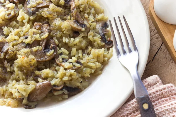 Çatal ile plaka üzerinde mantarlı risotto