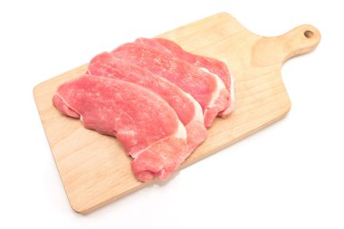 kesme tahtası üzerinde beyaz izole pişmemiş domuz eti
