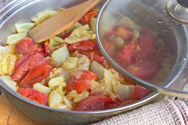 木桌上平底锅中的煮熟蔬菜混合物 — 图库照片