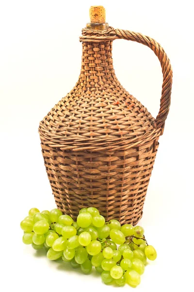 Białe winogrono z stare wiklinowe owinięte szklana butelka na białym tle na wh — Zdjęcie stockowe