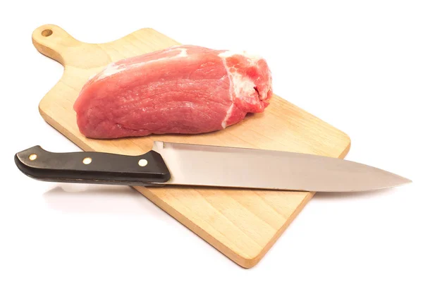 Mięso wieprzowe na deska do krojenia nożem na białym tle — Zdjęcie stockowe