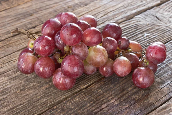 Uvas rojas sobre fondo de madera viejo —  Fotos de Stock