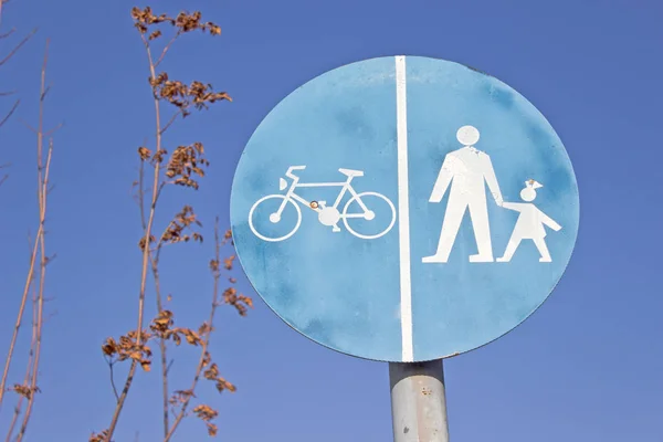 Cykel- och gångtrafik delade rutt logga över blå himmel — Stockfoto