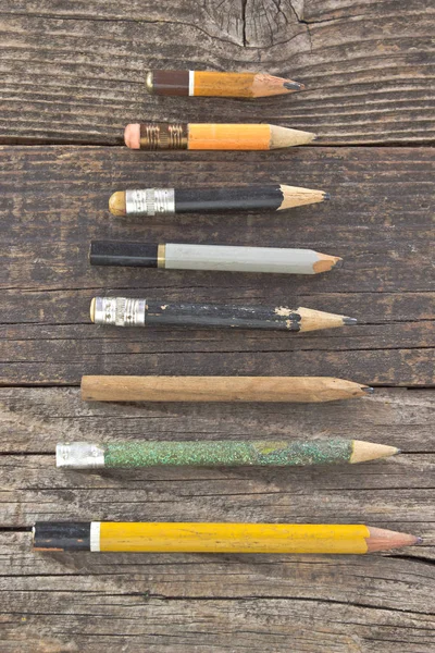 Starych drewnianych ołówków na podłoże drewniane — Zdjęcie stockowe