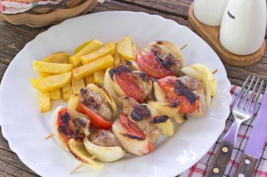 Plaka tablo üzerinde sopa üzerinde sebzeli ızgara et