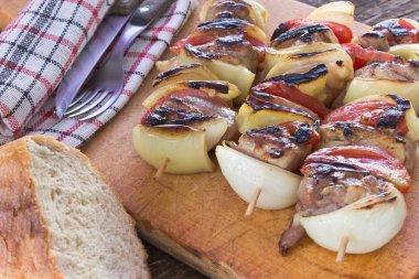 Kesme tahtası üzerinde sebzeli ızgara et