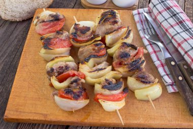 Kesme tahtası üzerinde sebzeli ızgara et