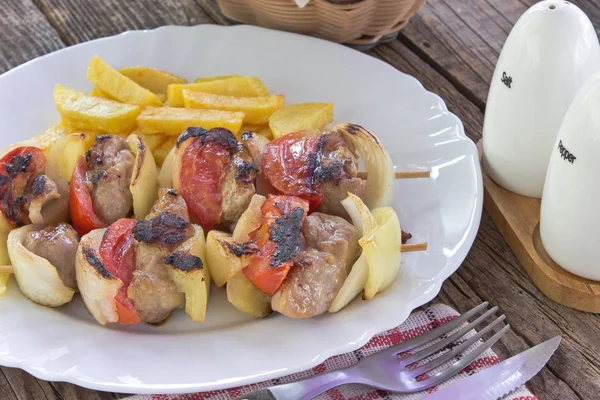 Plaka tablo üzerinde sopa üzerinde sebzeli ızgara et