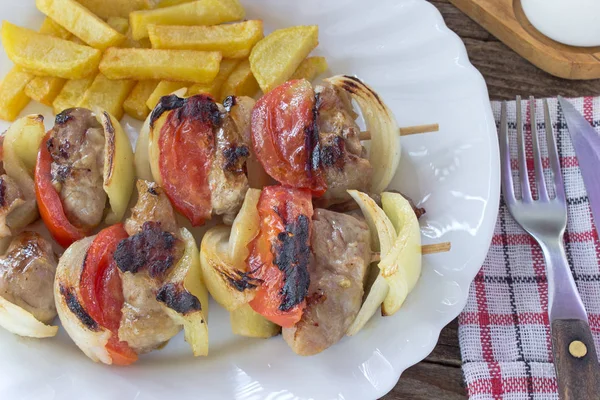 Plaka tablo üzerinde sopa üzerinde sebzeli ızgara et