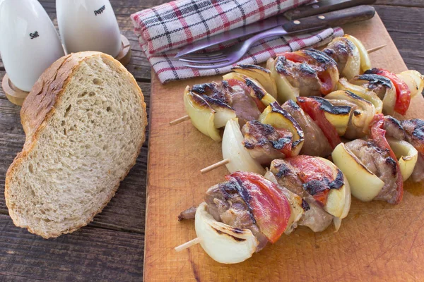 Kesme tahtası üzerinde sebzeli ızgara et