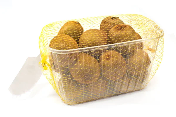 Kiwifrüchte in Plastikschale isoliert auf weiß — Stockfoto