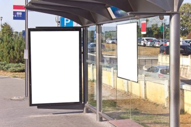 Otobüs durağı şehirde billboard