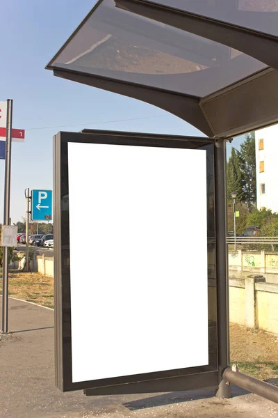 Рекламный щит на автобусной остановке в городе — стоковое фото