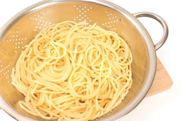 Spaghetti cotti freschi in colino su bianco primo piano — Foto Stock