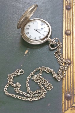 Antika arka plan üzerinde eski cep saati