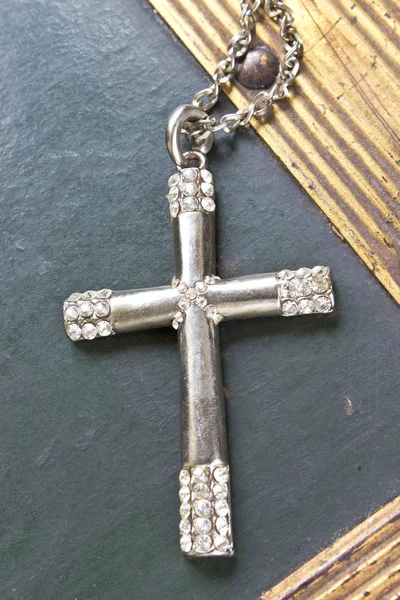 Croix chrétienne en argent sur fond vintage — Photo