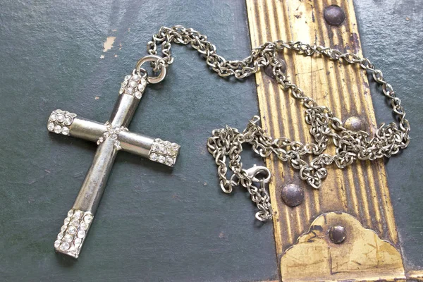 Croix chrétienne en argent sur fond vintage — Photo