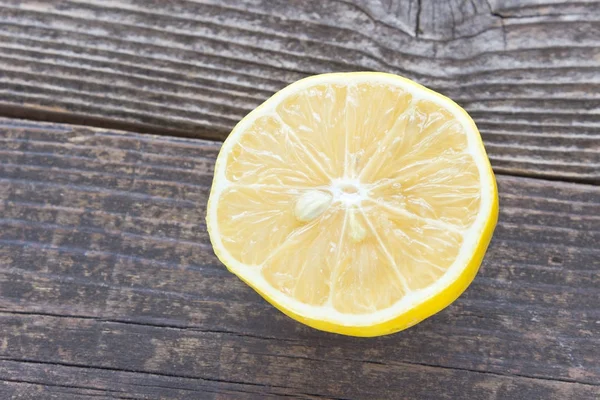 Mitad de limón de cerca sobre fondo de madera — Foto de Stock