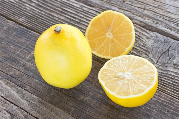 Dos limones sobre fondo de madera — Foto de Stock