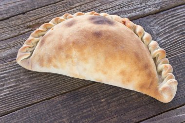 Ahşap arka plan üzerinde Cornish mantı