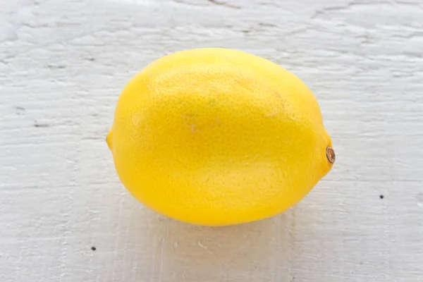 Beyaz ahşap zemin üzerine limon — Stok fotoğraf