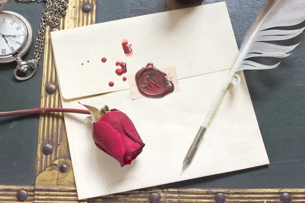 Воск запечатанный любовное письмо с розой и перо на винтажном фоне — стоковое фото