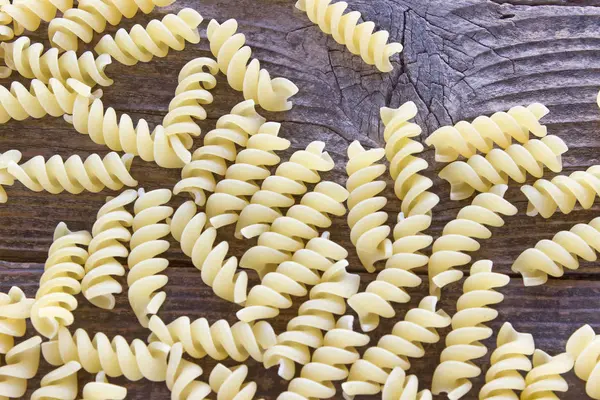 Pasta Fusilli sobre fondo de madera — Foto de Stock