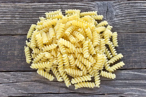 Pasta Fusilli sobre fondo de madera — Foto de Stock