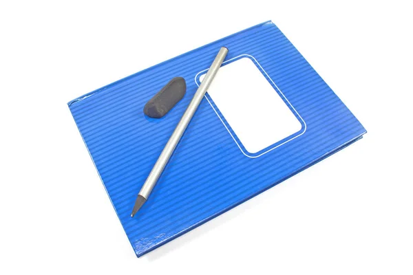 带铅笔和橡皮擦的笔记本在白色背景上隔离 — 图库照片