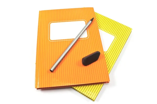 铅笔和橡皮擦的笔记本在白色背景上隔离 — 图库照片