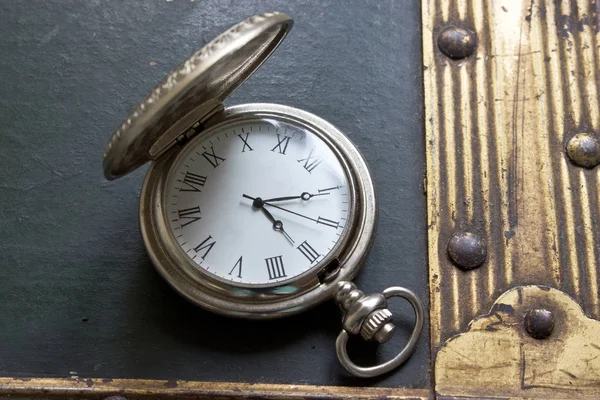 Vecchio orologio da tasca su sfondo vintage — Foto Stock