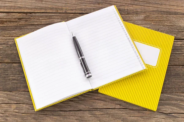 Cuadernos con lápiz sobre fondo de madera — Foto de Stock