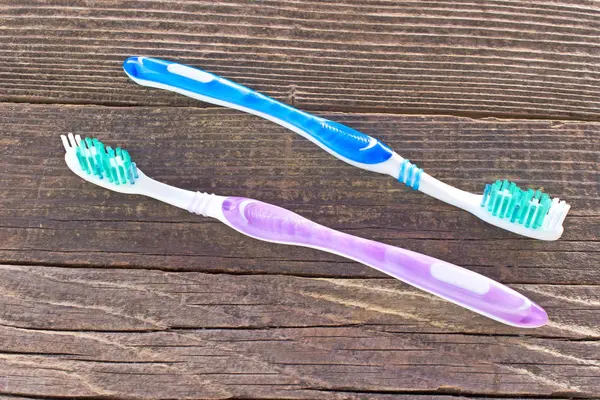 Escovas de dentes em fundo de madeira — Fotografia de Stock